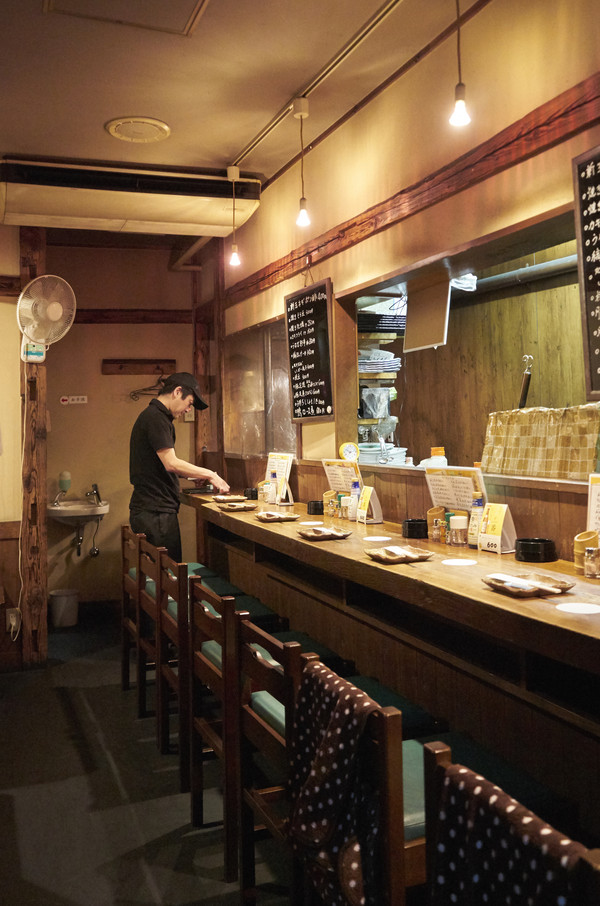 古木を配した店内