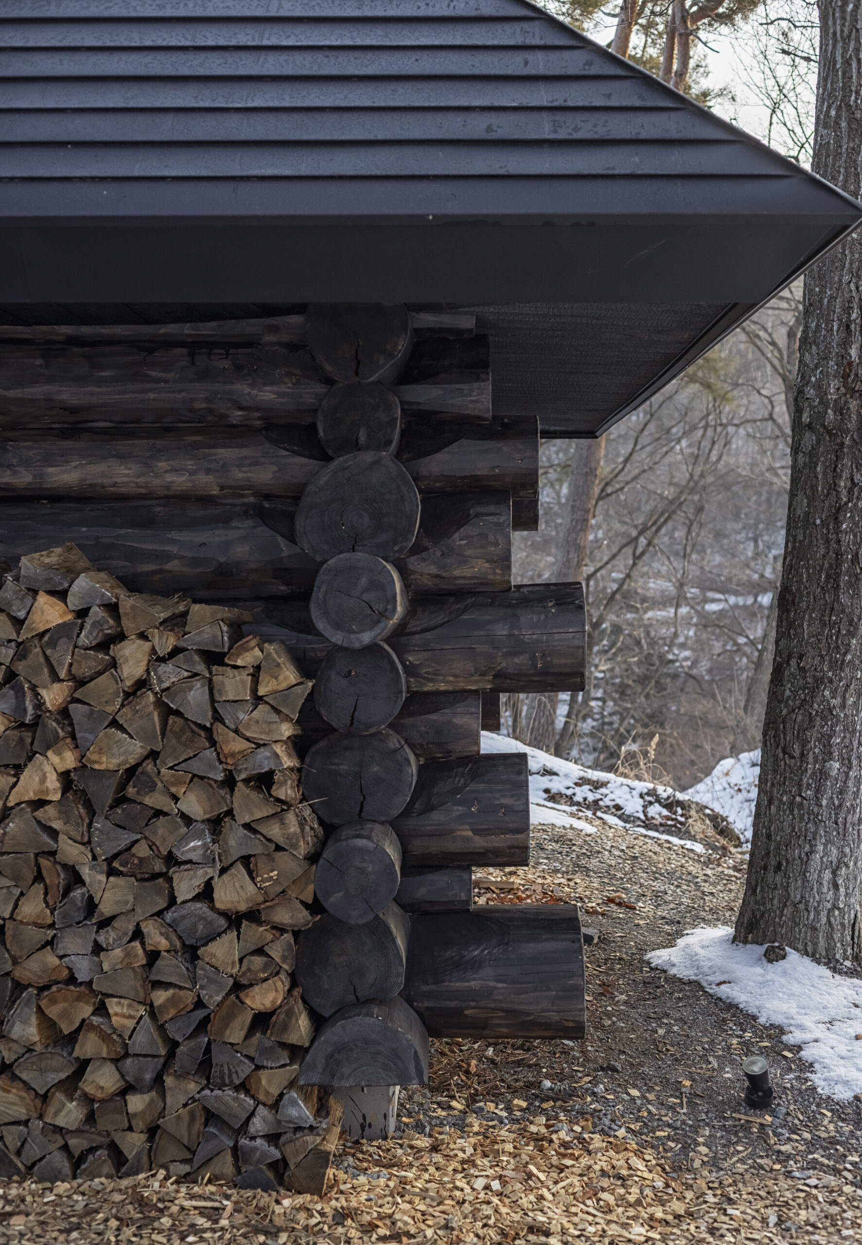 外観：美しい焼杉の質感を持つサウナ小屋