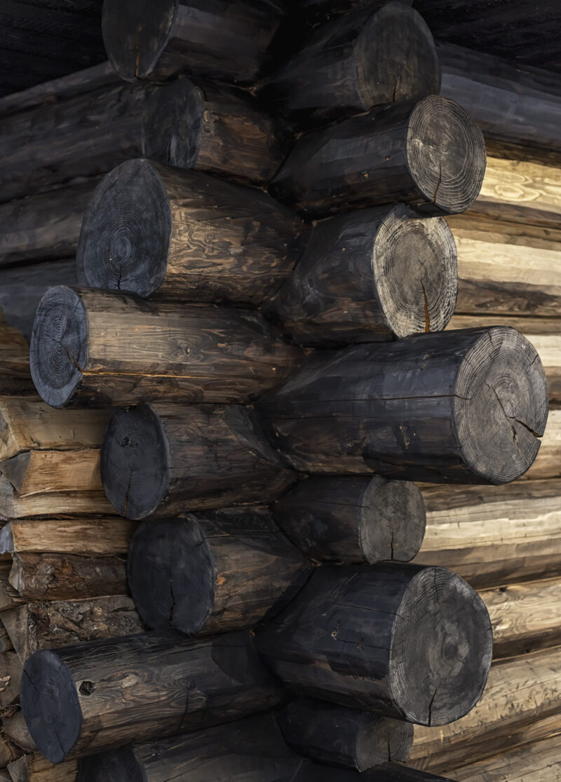 焼杉で組み上げられた自然と調和した丸太小屋