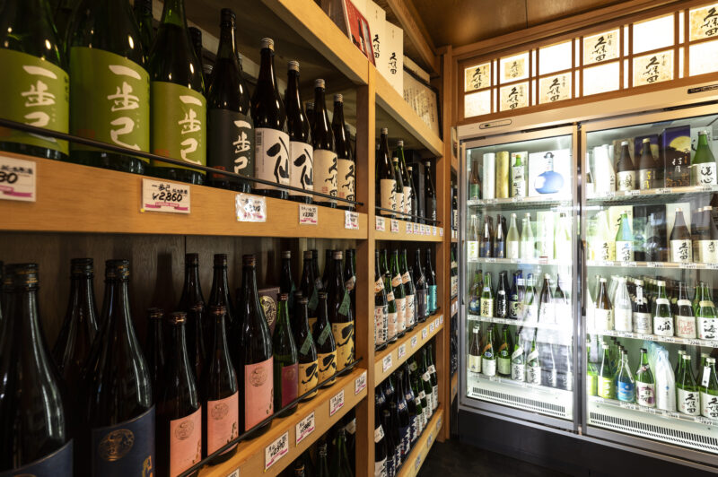 日本酒の豊富なラインナップが魅力の棚