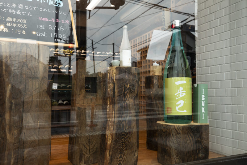 古木が引き立てる日本酒ディスプレイ