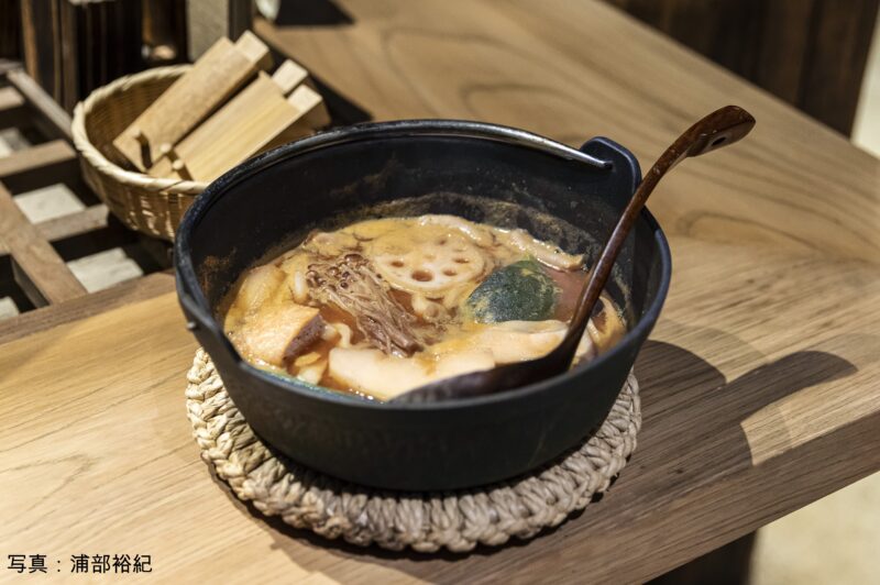 看板メニューの「ほうとう」。歯ごたえのある麺は研究を重ねられた自家製で、大きな野菜がふんだんに入っている。