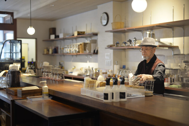 カウンターから漂うコーヒーの香り