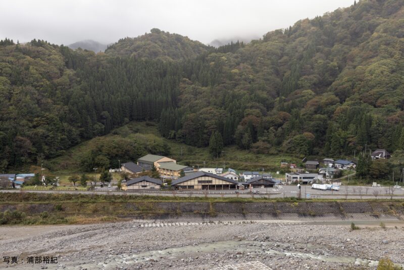 道の駅小谷。国道148号線沿いに建つ。手前は姫川。